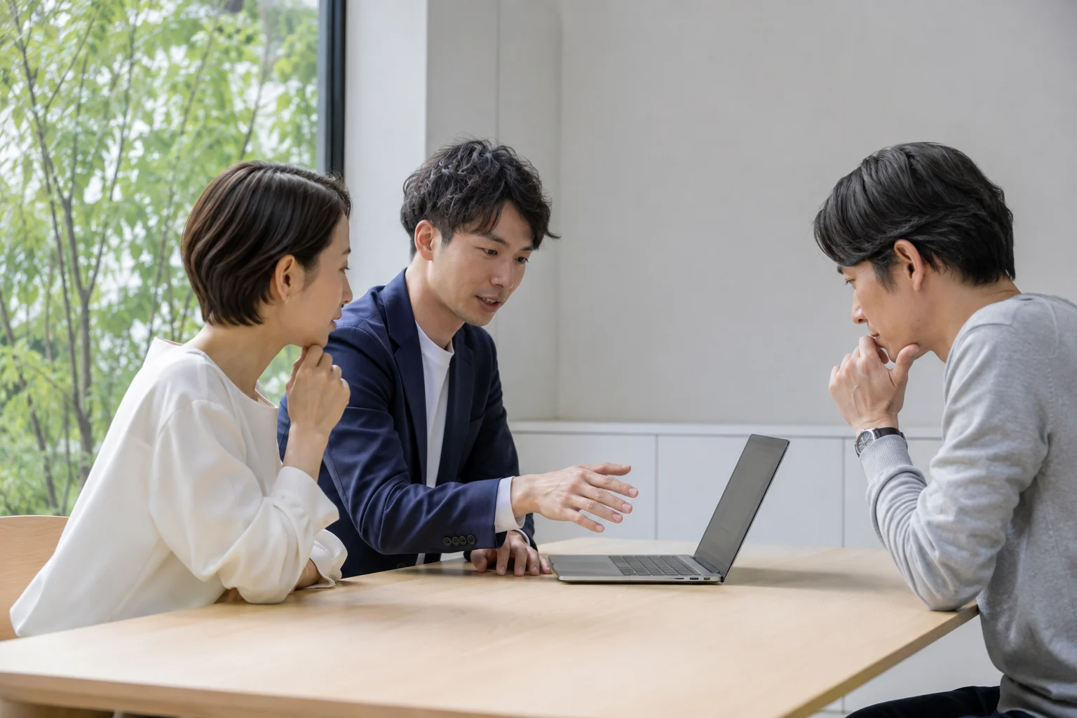 仕事の進め方を相談する場面のイメージ